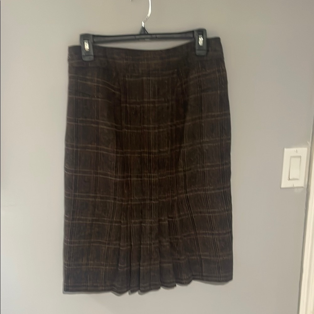 Brown Plaid Women's Skirt
57% wool. Cute pleat in front